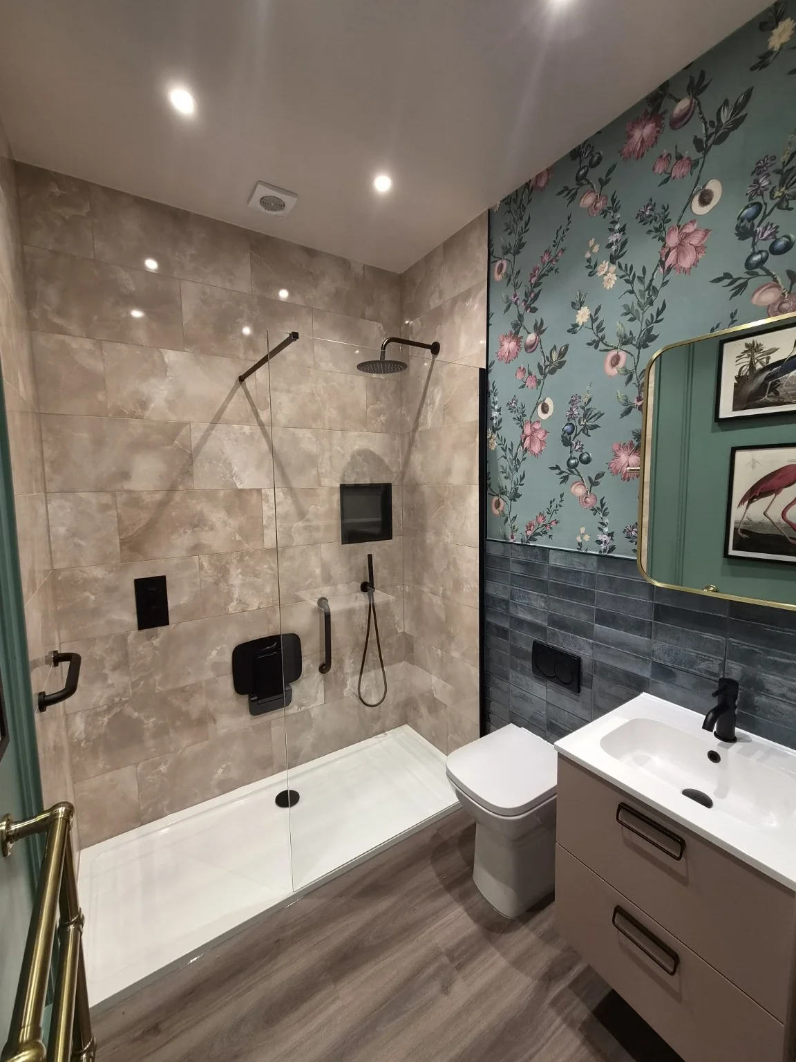 Floral bathroom with a walk-in shower in Callander